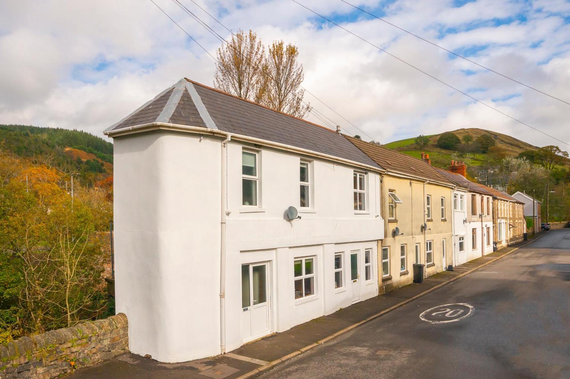 Riverside Great House In The Afan Forest Bike Park By Staystaycations Glyncorrwg Dış mekan fotoğraf